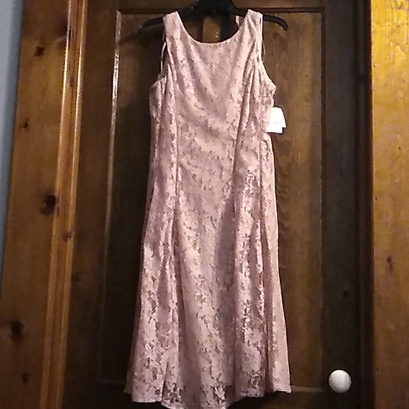 Beautiful lace dress - Picture 2 of 4